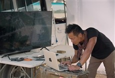 Escena de Secretos de la Biblia, con Albert Lin