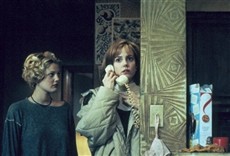 Escena de Sólo ellas... Los chicos, a un lado