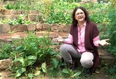 Escena de Sonia en su huerta