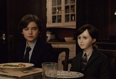 Escena de The Boy: La maldición de Brahms