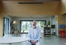 Escena de The Man Who Walked Around the World