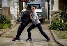 Escena de The Neighborhood