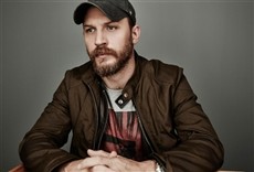 Escena de Tom Hardy contra la caza ilegal