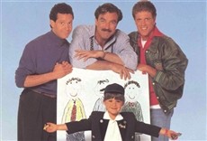 Escena de Tres hombres y una pequeña dama