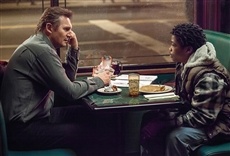 Escena de Caminando entre las tumbas