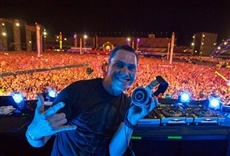 Escena de Under the Electric Sky