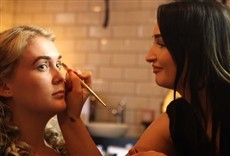 Escena de Unmasked: Make-Up's Big Secret
